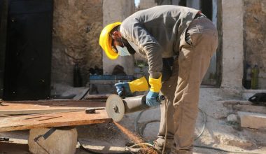 How Can Tradies and Manual Workers Prevent and Manage Back and Shoulder Pain?