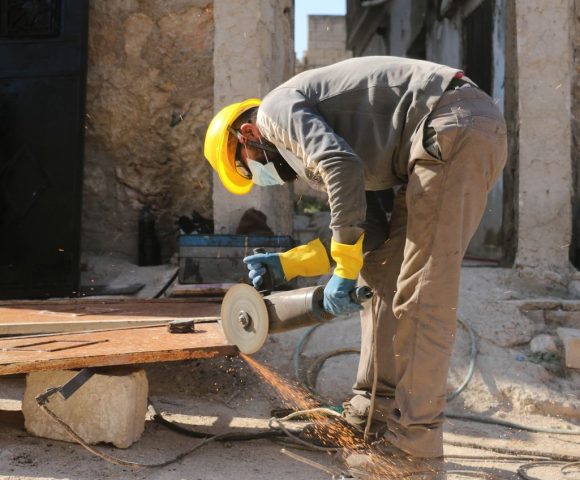 How Can Tradies and Manual Workers Prevent and Manage Back and Shoulder Pain?